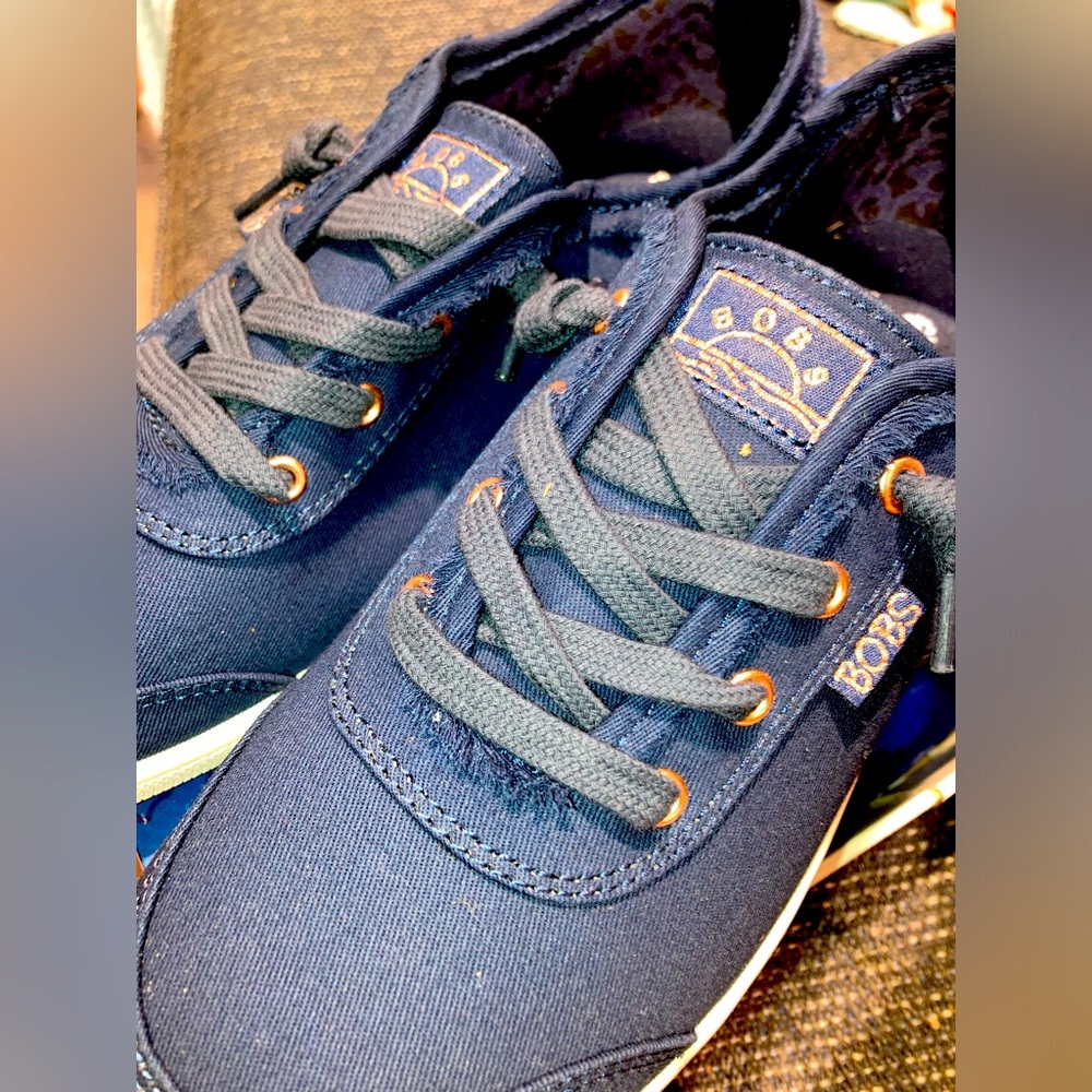 NWT Size 8 Women’s BOBS Sneakers with Memory Foam, Blue